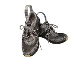 Traq by Alegria Qarma Sneaker In Wild Child Black and White Walking Snea…